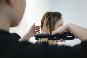 דרך התפר והמספריים: מומחית נשירת שיער לילדים