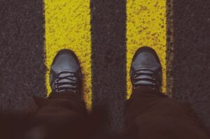 סיבוכים ומיתוסים: למה תולים נעליים על חוטי חשמל