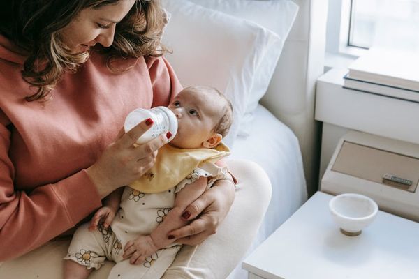 Sarah Chai באתר PEXELS הזנת תינוק בן שבוע: המדריך המלא