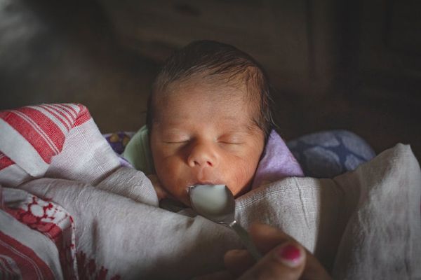 Pragyan Bezbaruah באתר PEXELS הדרך הנכונה להאכיל תינוק בימים הראשונים שלו