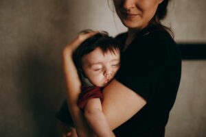 ללמוד את התינוק שלך לישון לבד: מדריך מעשי