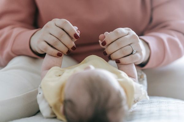 Sarah Chai באתר PEXELS מומחה לטיפול בתינוקות משלשלים שבוע