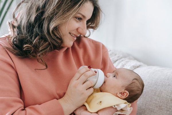 Sarah Chai באתר PEXELS מומחה לתזונת תינוקות: אוכל כל שעתיים