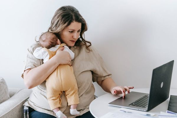 Sarah Chai באתר PEXELS גידול תינוק בחודש הראשון: מדריך מקצועי